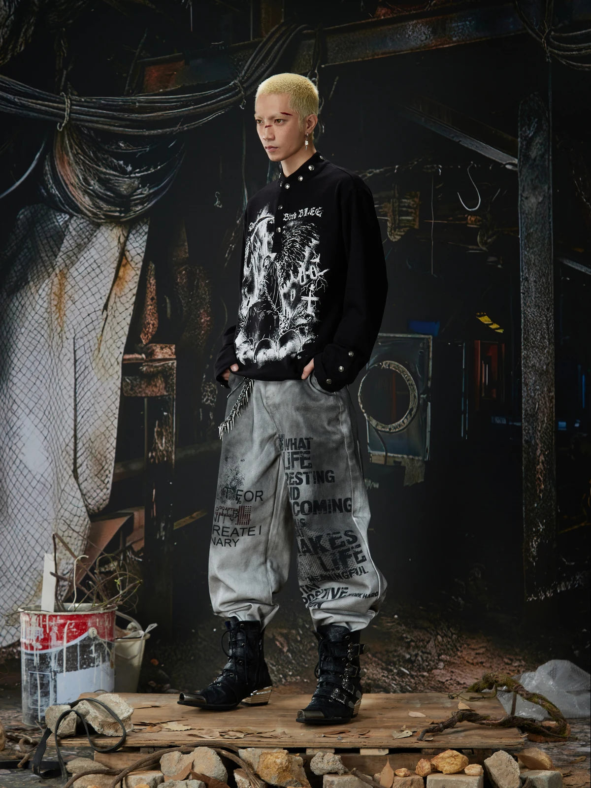 Dirty White Ashen Manifest Baggy Jeans three-quarter full-body styled look